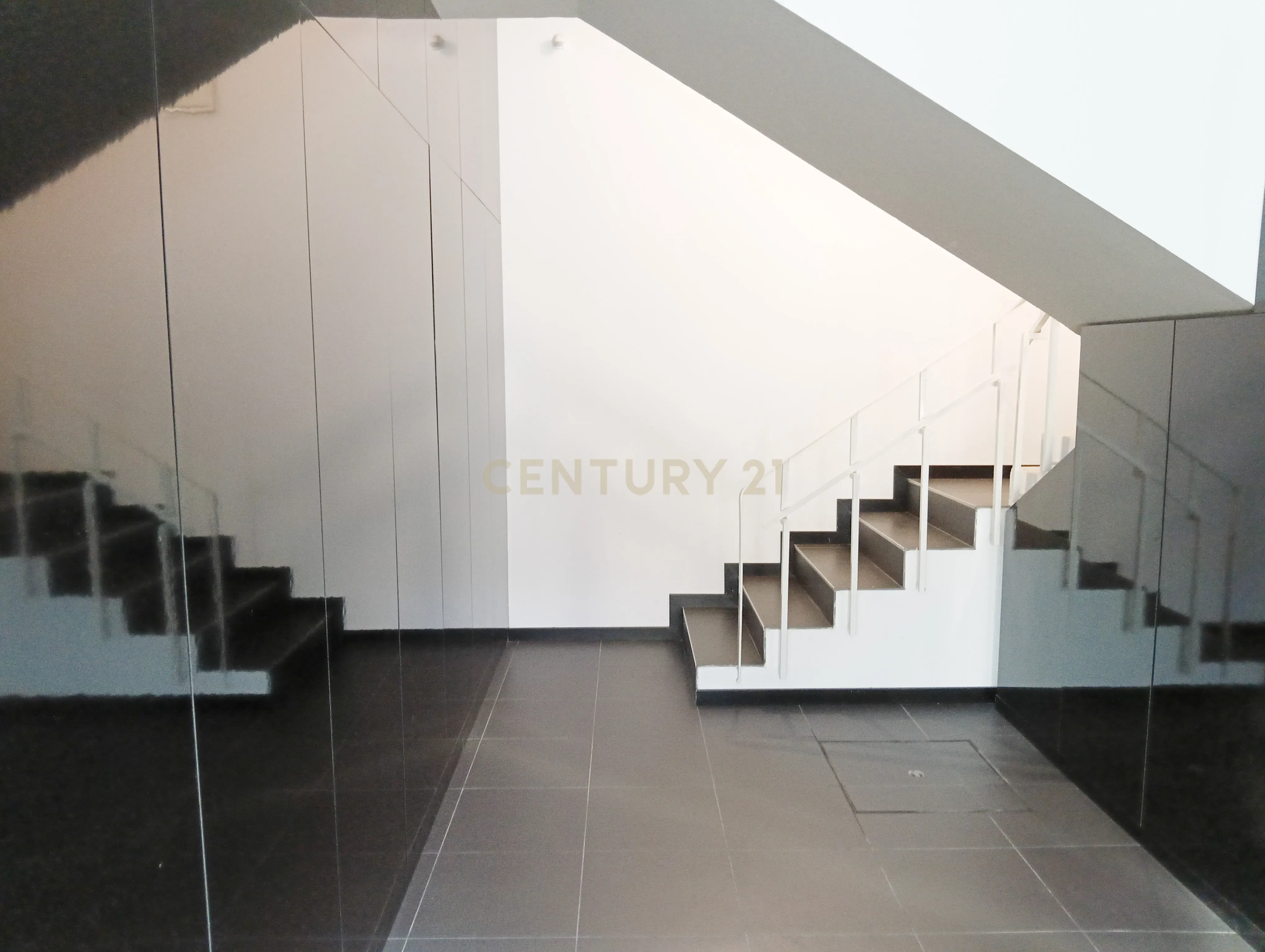 Apartamento T0 Mobilado com varanda - Zona central de Aveiro - Image 13