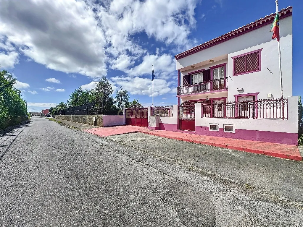 🏡 Moradia Única com Vista Mar — 3 Apartamentos | AL em Funcionamento | Feteiras, Ponta Delgada - Image 2