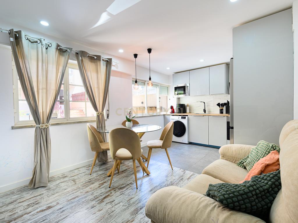 Apartamento T2 Remodelado | Charneca de Caparica - Image 4