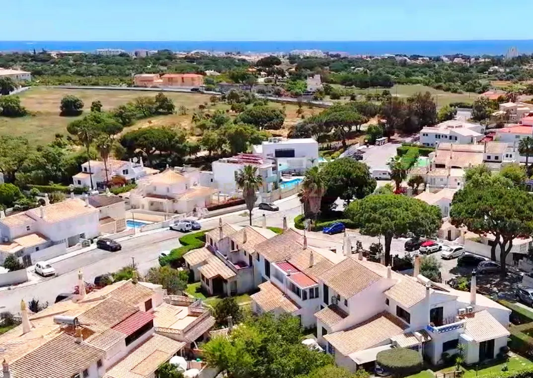 Urbanização Quinta do Poço – Olhos de Água 2.9 km da praia moradia V2+1 - Image 1