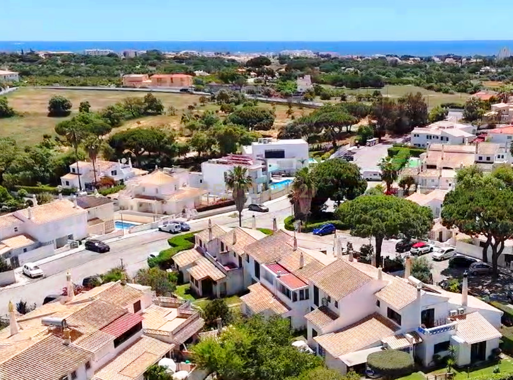 Moradia V3 nos Olhos d’Água – Urbanização Tranquila, 5 Min da Praia, Ideal para Viver - Image 4