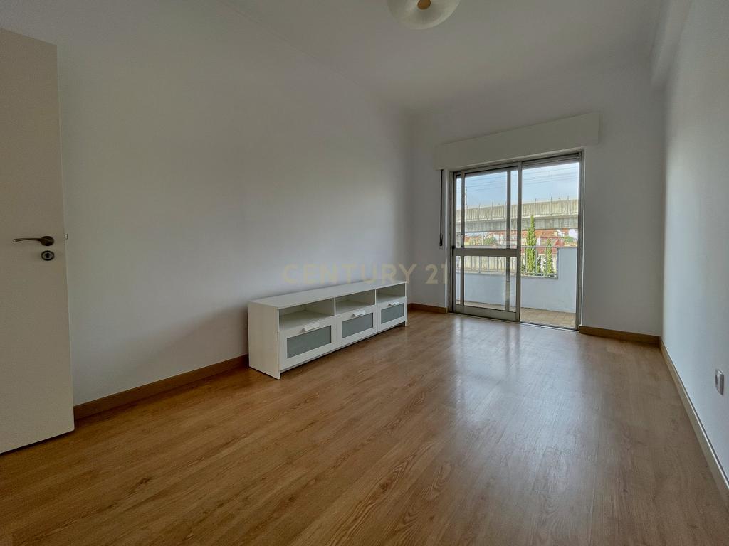 T2 para Arrendamento em Corroios – Conforto, Modernidade e Localização Privilegiada - Image 22