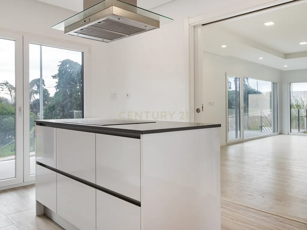 Oportunidade: Moradia T5 com jardim e piscina, na Sobreda, Almada. Em Venda! - Image 6