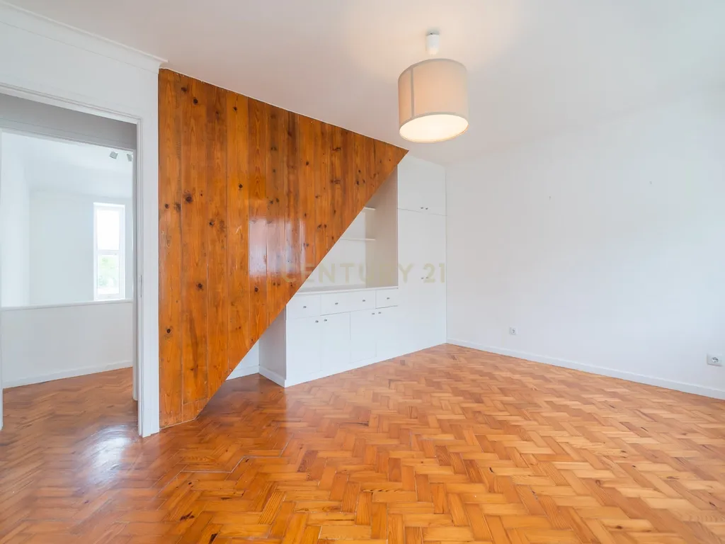 Moradia T3 + 1 Renovada com Jardim e Piscina em Penha de França, Lisboa - Image 47