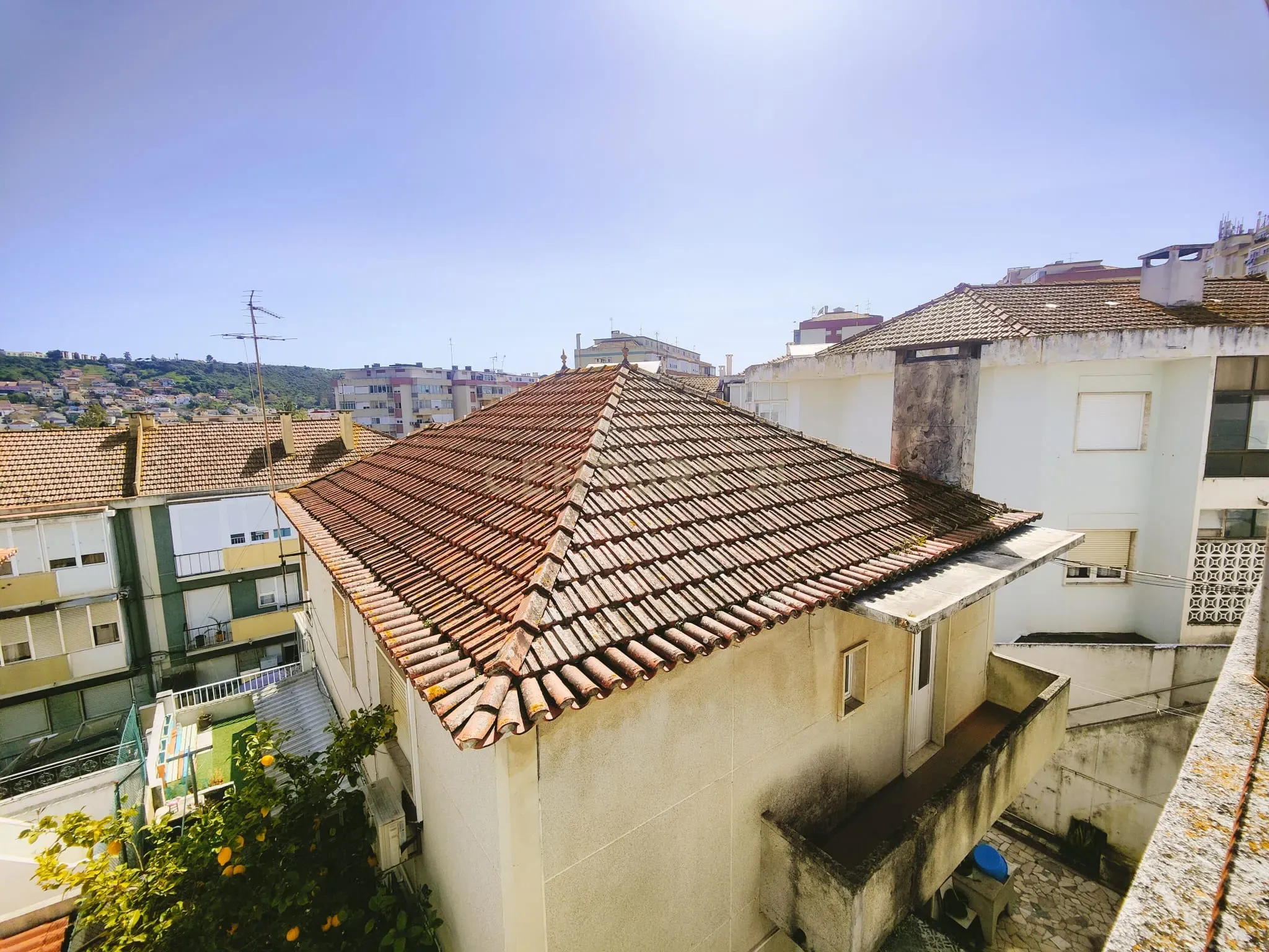 Prédio Bi-Familiar T2 e 2 Anexos Tipologia T1 Em Zona Residencial Tranquila Na Póvoa de Santo Adrião  - Image 80