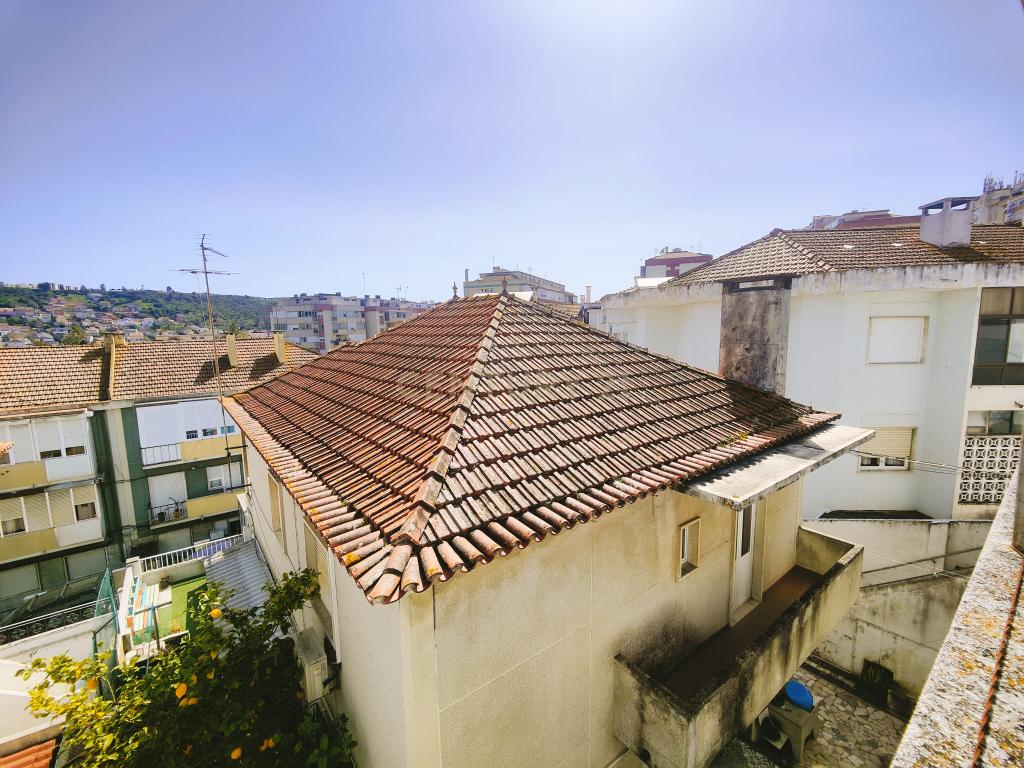 Prédio Bi-Familiar T2 e 2 Anexos Tipologia T1 Em Zona Residencial Tranquila Na Póvoa de Santo Adrião  - Image 80