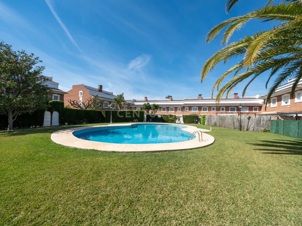Apresentamos-lhe uma magnífica moradia em Cambrils — perfeita para quem procura conforto, estilo e excelente qualidade de vida na Costa Dourada. - Image 4