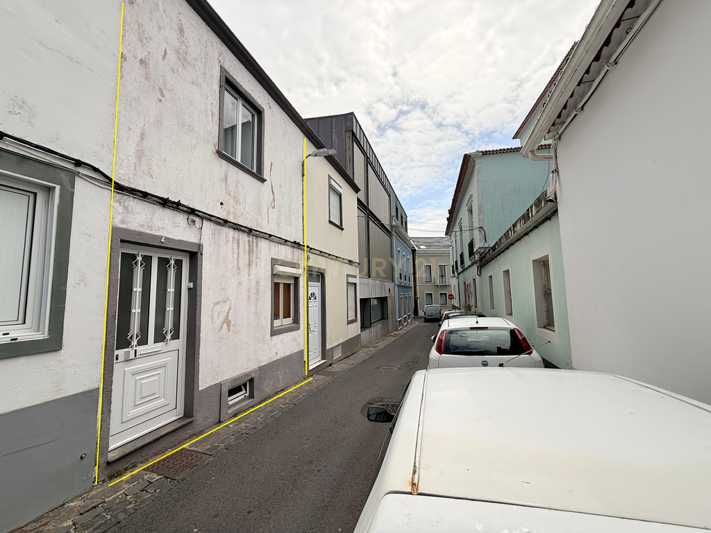 Invista no Centro de Ponta Delgada – Moradia com Enorme Potencial - Image 1
