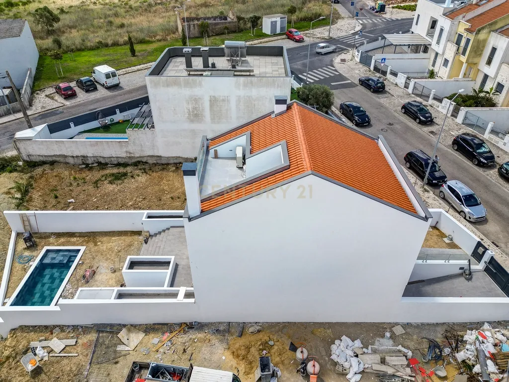 Moradia T4 com piscina em Caneças - Image 1