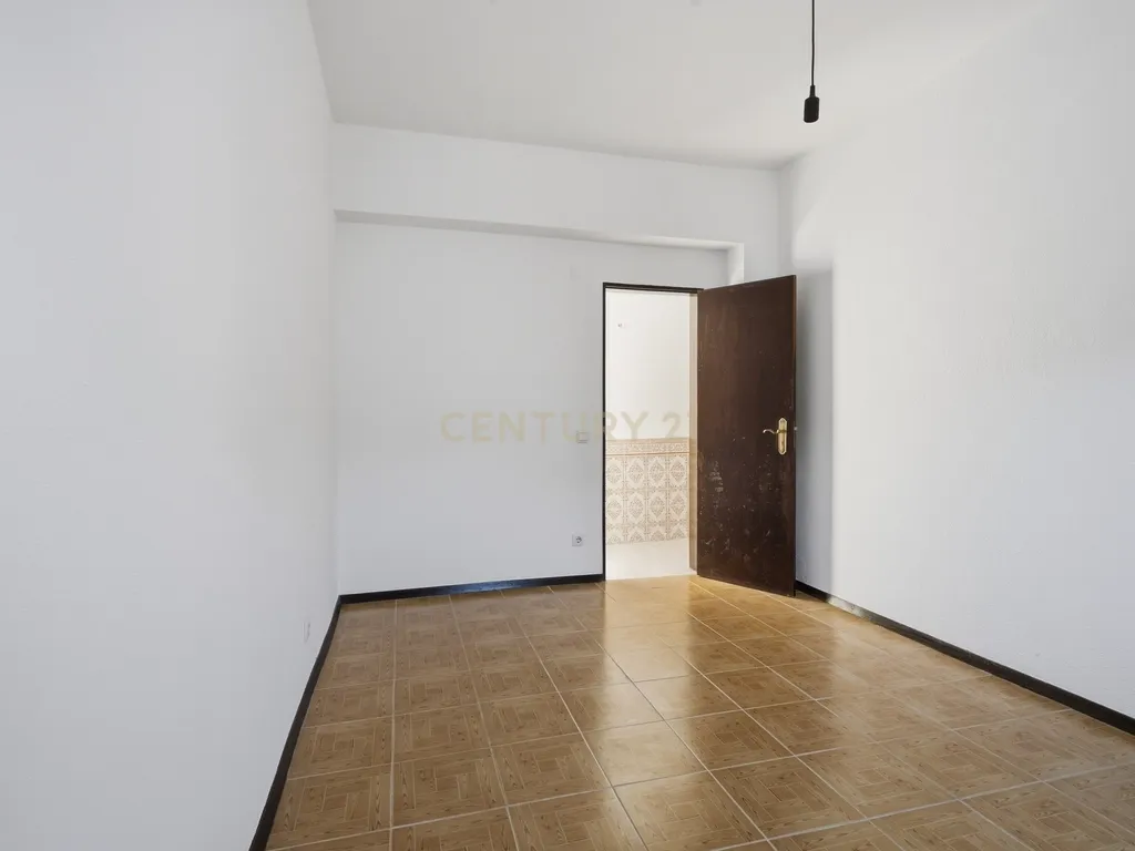 Moradia T7 de dois pisos com garagem, jardim e anexos | Terreno 894 m² na Paz em Mafra - Image 32