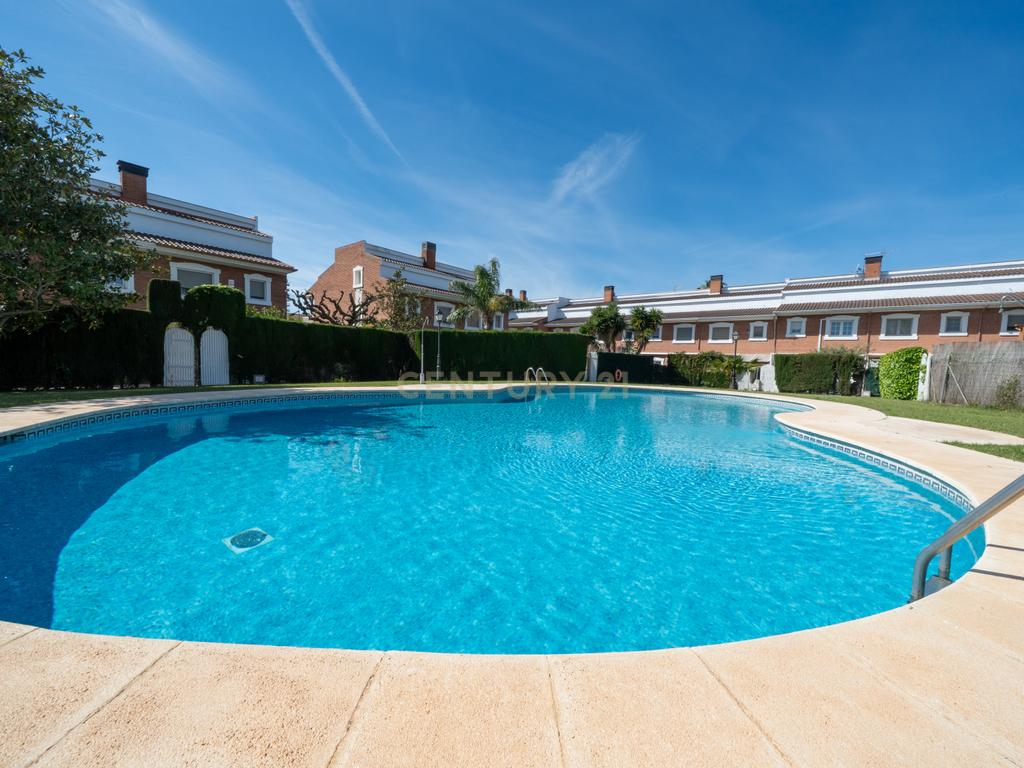 Apresentamos-lhe uma magnífica moradia em Cambrils — perfeita para quem procura conforto, estilo e excelente qualidade de vida na Costa Dourada. - Image 27
