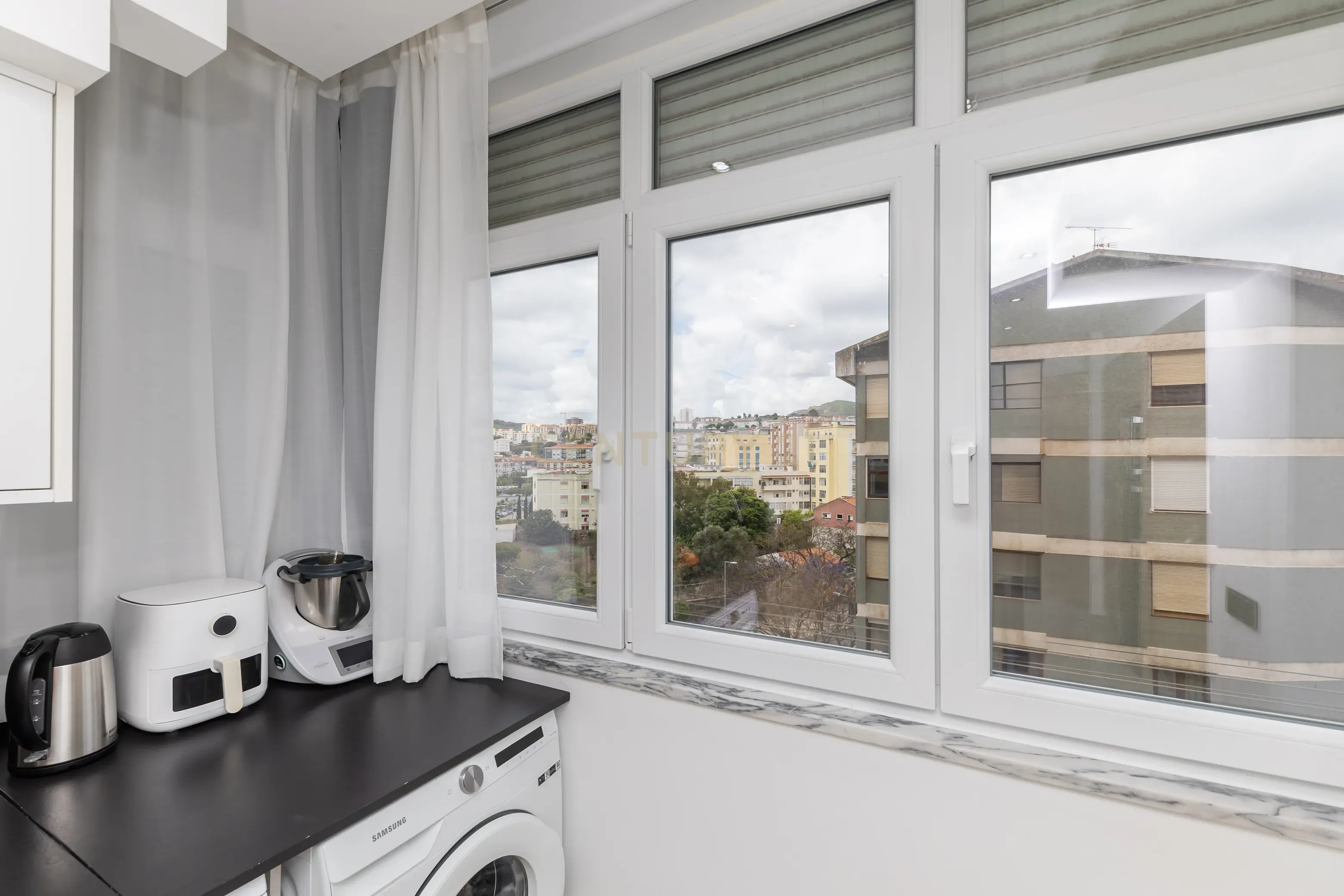 Apartamento T4 convertido em T3 - Totalmente Renovado com Materiais Premium no Centro de Setúbal - Image 32