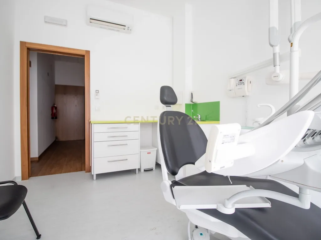 Espaço preparado para Clínica Dentária com garagem – Zona Histórica - Image 13