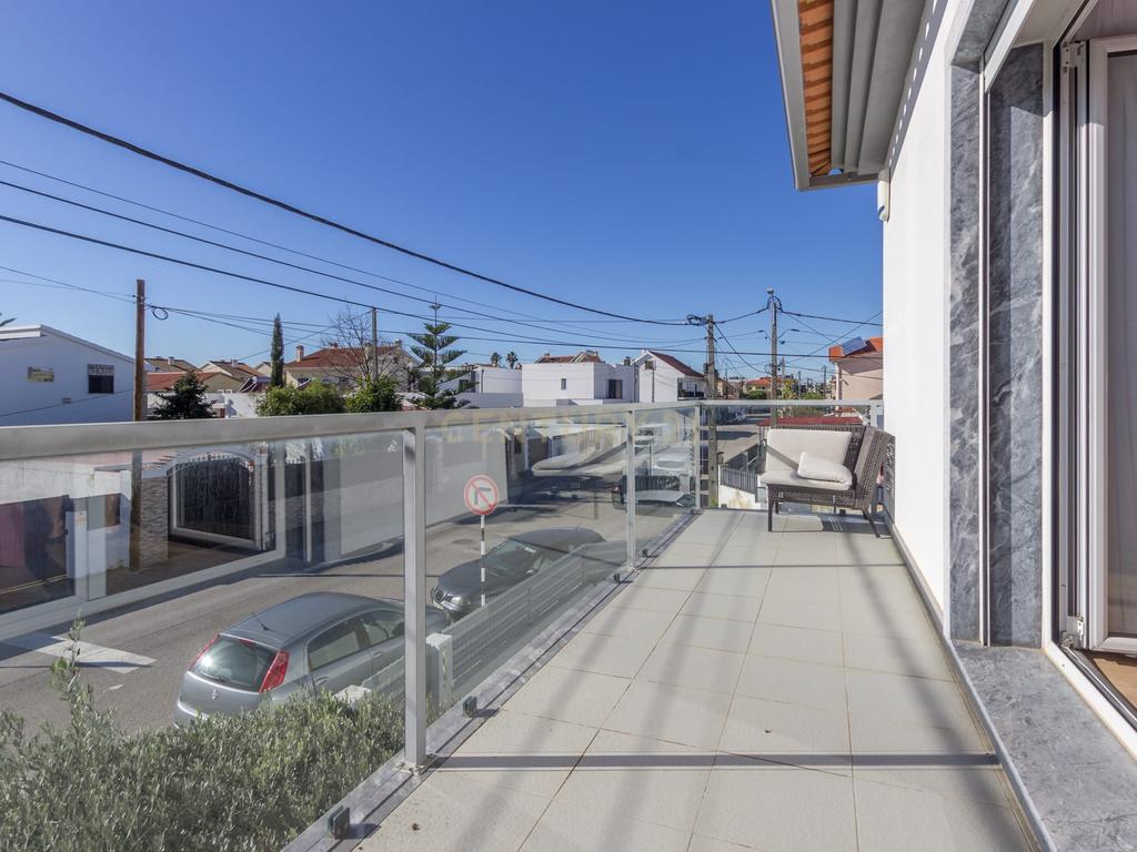 Fernão Ferro - Moradia Isolada de 5 assoalhadas com piscina e quarto no r/c - Image 34