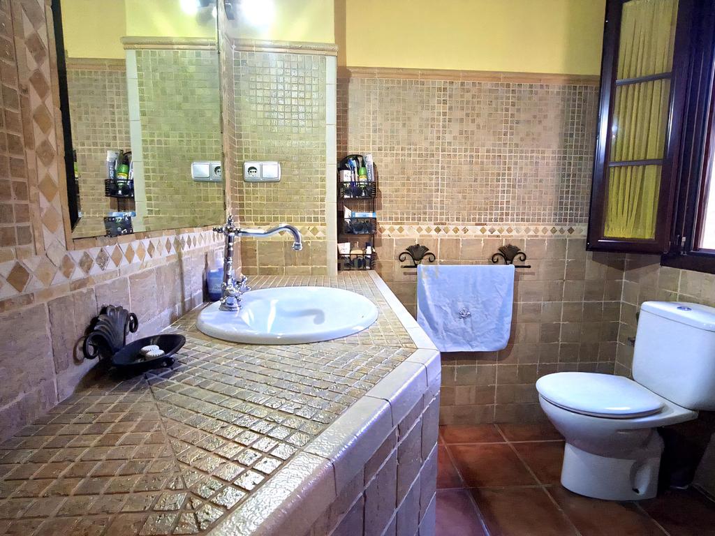 Moradia andaluza independente com piscina privada, jardim bem cuidado, cozinha exterior com churrasqueira e charme tradicional na tranquila zona residencial de Los Arroyos (Arriate), a apenas 10 minutos de Ronda e a menos de uma hora da Costa del Sol — pronta a habitar. - Image 12