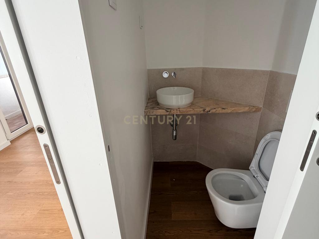 Apartamento T2 renovado em Lisboa com varanda - Image 8