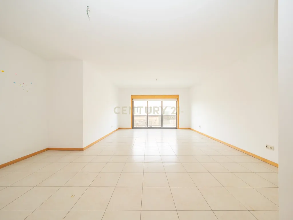 Apartamento T3 com Duas Varandas, Garagem Box e Lugar de estacionamento na Vila Serena, Pinhal Novo - Image 5