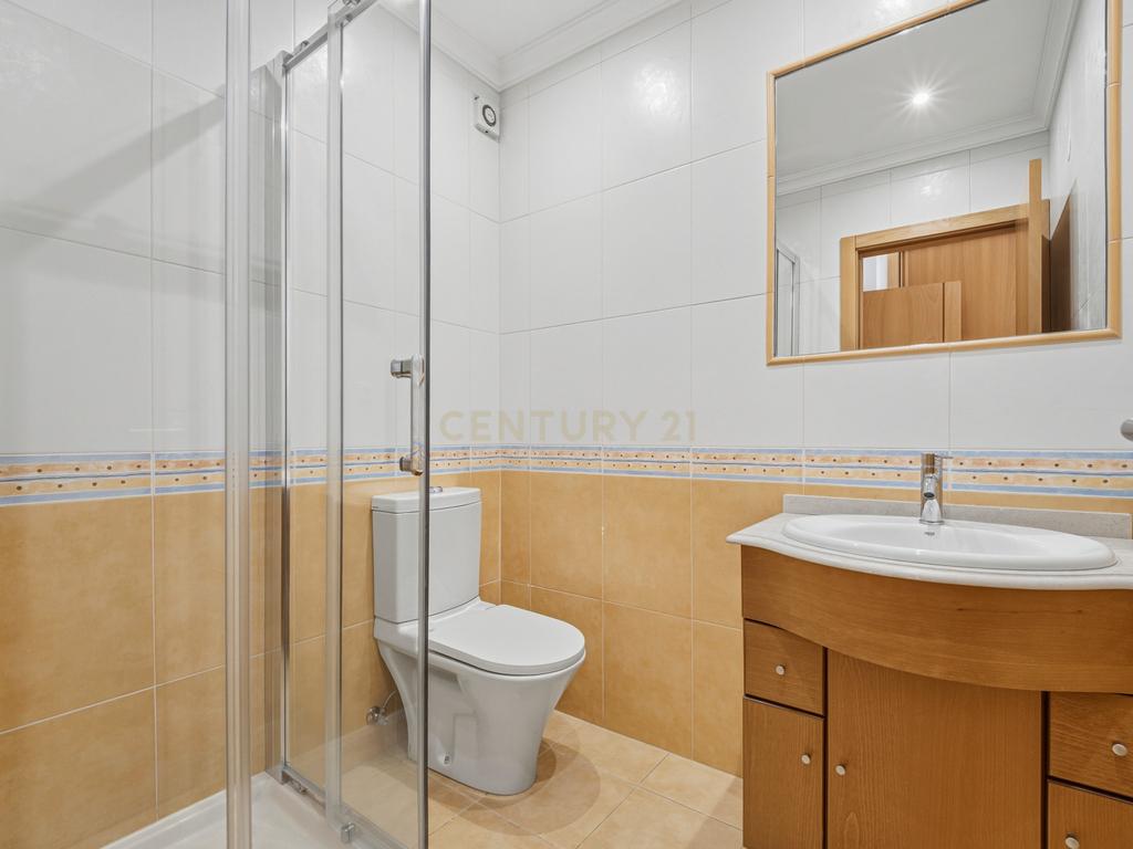 Duplex Exclusivo | 1 Quarto + 3 Suites | Terraços | Vista Panorâmica sobre o Estuário do Tejo - Image 13
