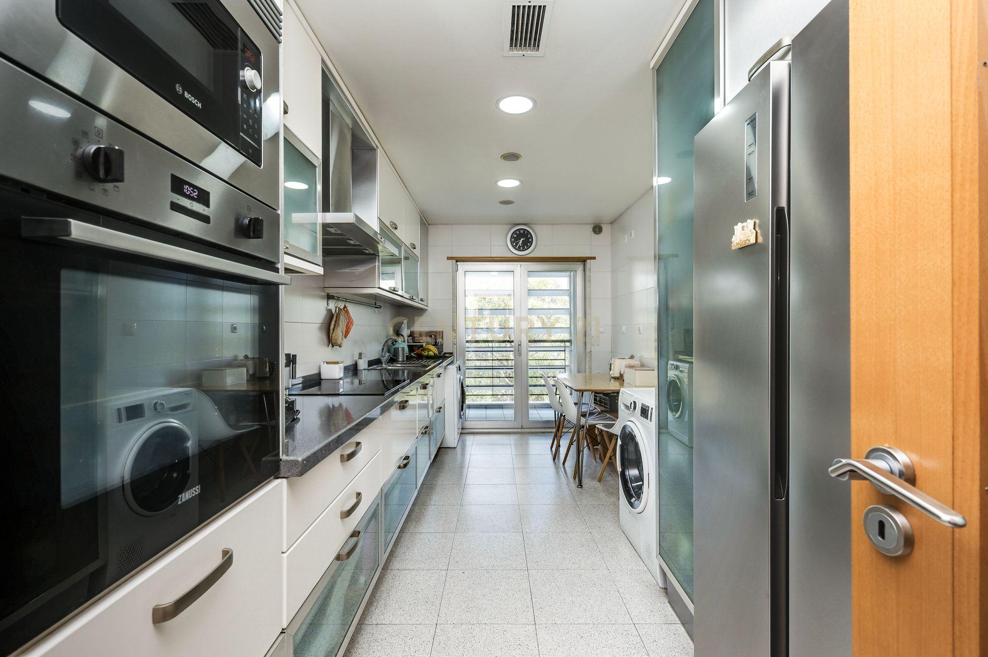 Fotografia 7 de Apartamento T3 com vista panorâmica sobre o Jamor em condomínio fechado com piscina e ginásio