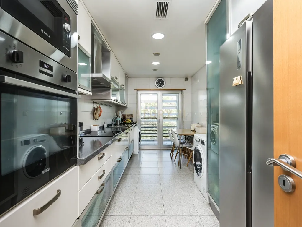 Apartamento T3 com vista panorâmica sobre o Jamor em condomínio fechado com piscina e ginásio - Image 7