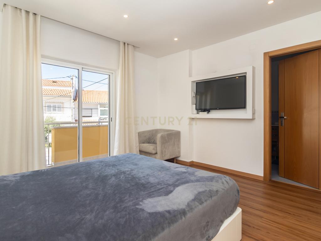 Moradia T3 com Piscina e Excelentes Áreas nos Foros de Amora - Image 22