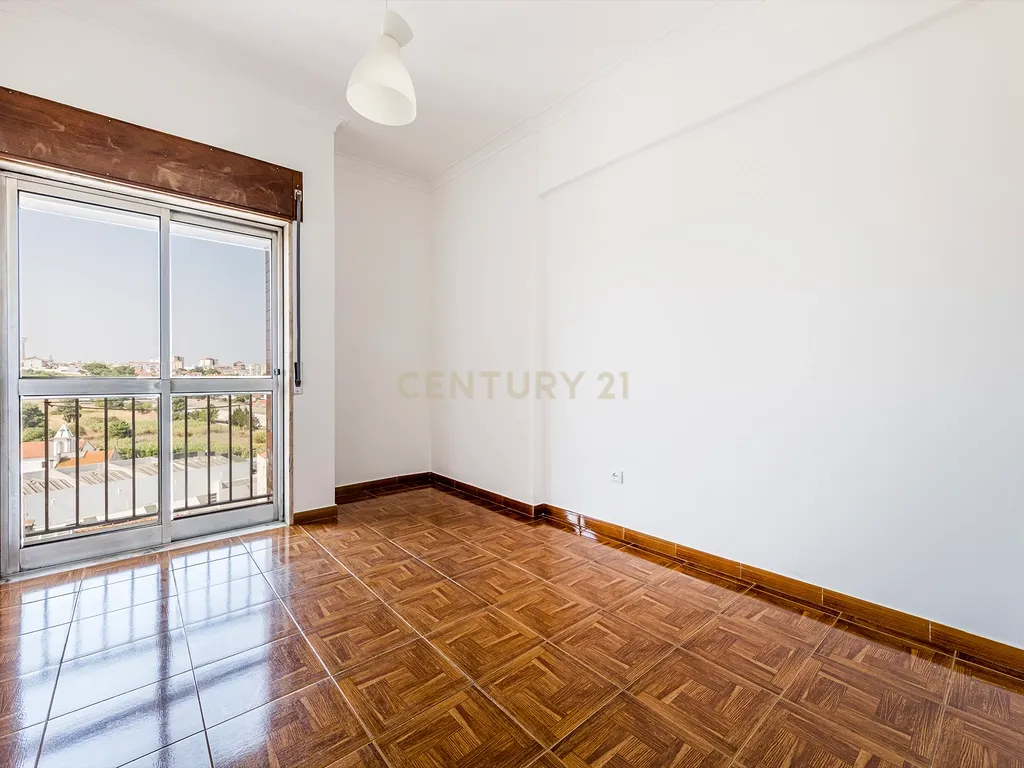 T3 Centro de Corroios - 300m Fertagus - Image 6