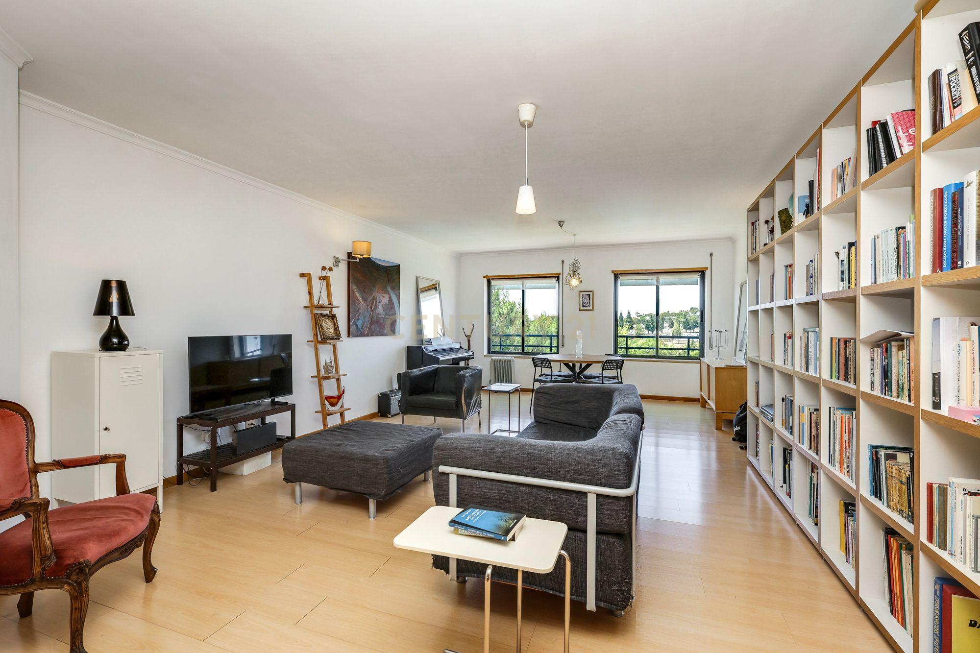 Fotografia 3 de T2 COM VARANDAS VISTA JARDIM E PISCINA - CONDOMINIO FECHADO NO ESTORIL