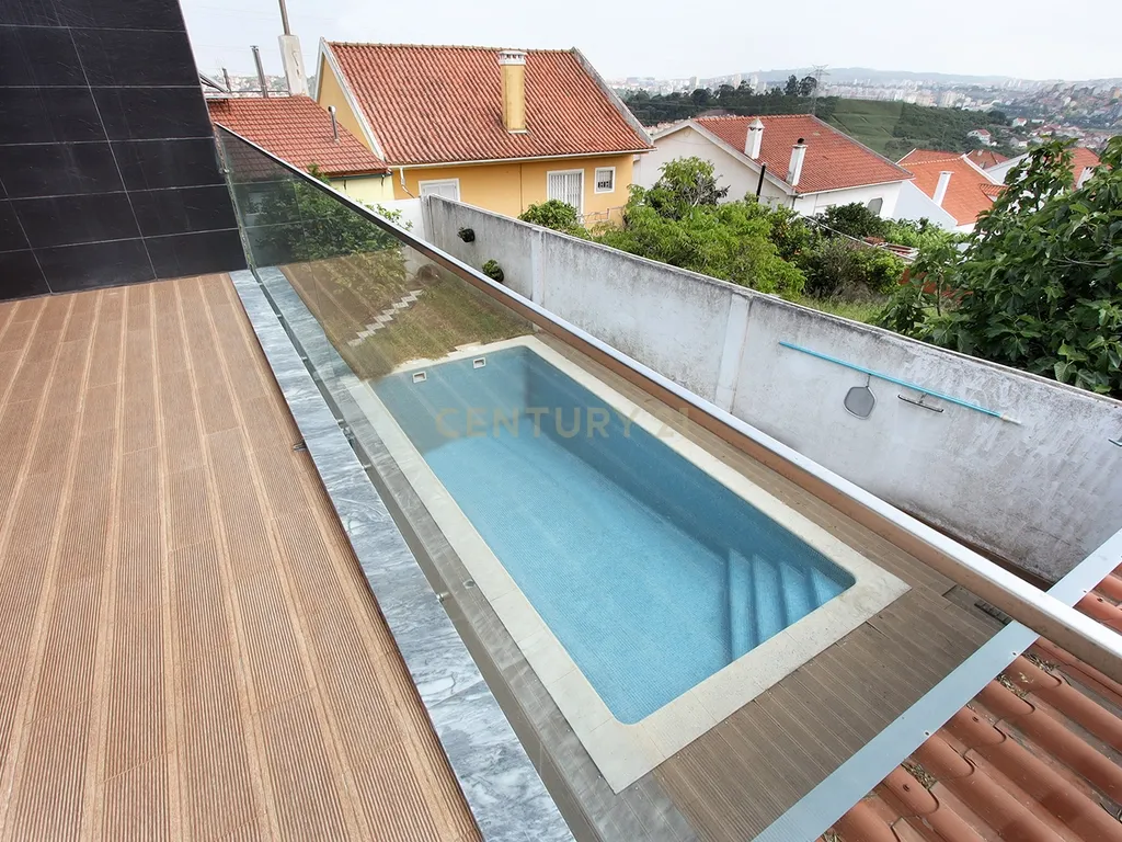 Moradia Isolada T4 Moderna com Piscina Privada, Jardim e Garagem Ampla na Pontinha - Image 42