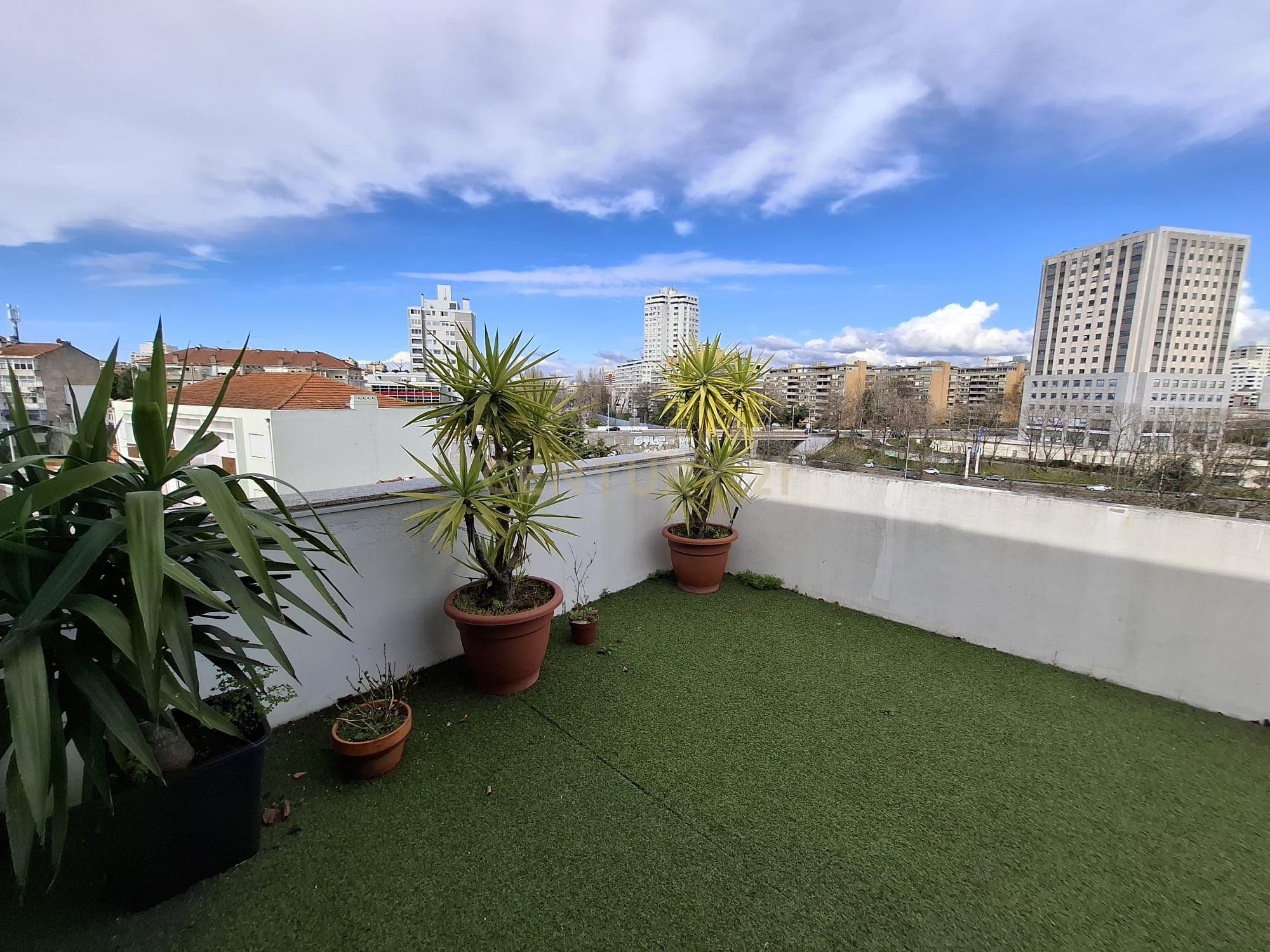 Arrendamento T2 com Terraço e Vistas Panorâmicas em Lordelo do Ouro – Porto - Image 3