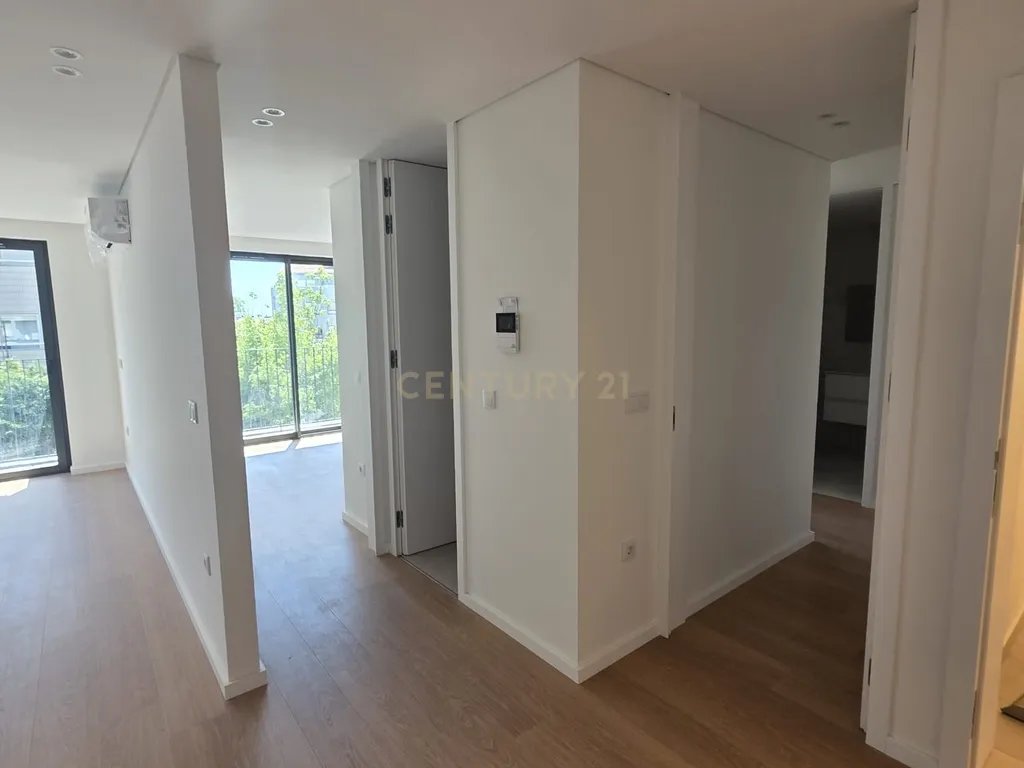 Moderno T2 Novo em Vila Nova de Gaia com Vista para a Cidade - Image 2