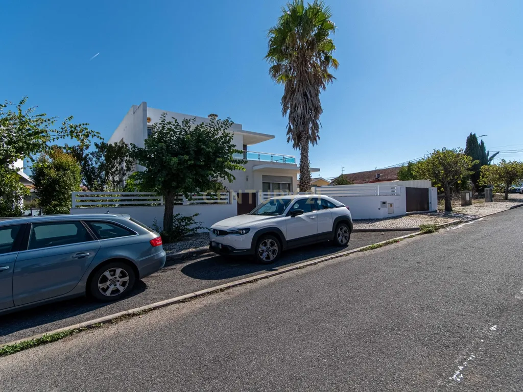 Moradia Isolada de Arquitetura Moderna com Piscina, Jardim e Garagem (Morelena /Pêro Pinheiro) - Image 54