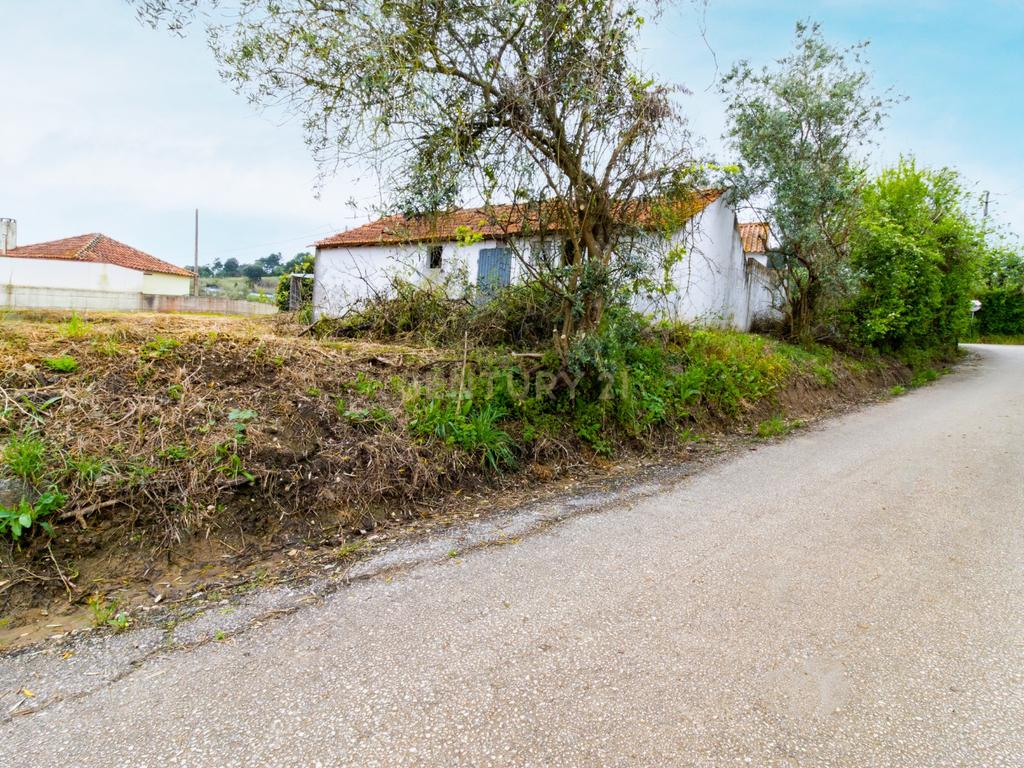 Casa T2 em Alcobaça com Jardim e Vista para o Campo - Image 10