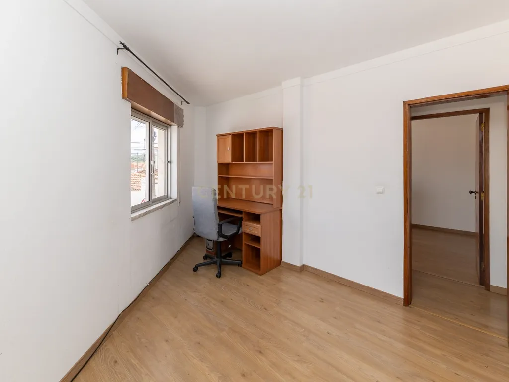 Moradia T3 na Quinta do Anjo com Vista Panorâmica e Garagem - Image 37