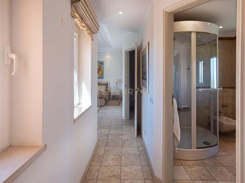 Moradia T5 com Piscina e Jardim em Lagoa, Faro - Image 28