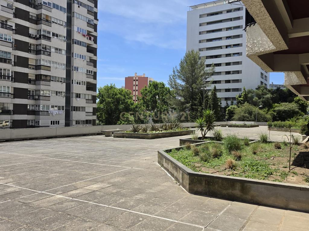 Apartamento Renovado em Algés, Oeiras - 2 Quartos e 2 WC - Image 44