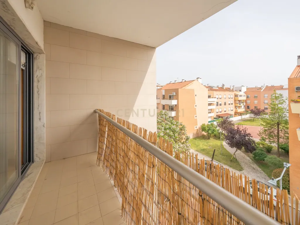 Apartamento T3 com Duas Varandas e Dois Lugares de Estacionamento, na Vila Serena, Pinhal Novo - Image 22