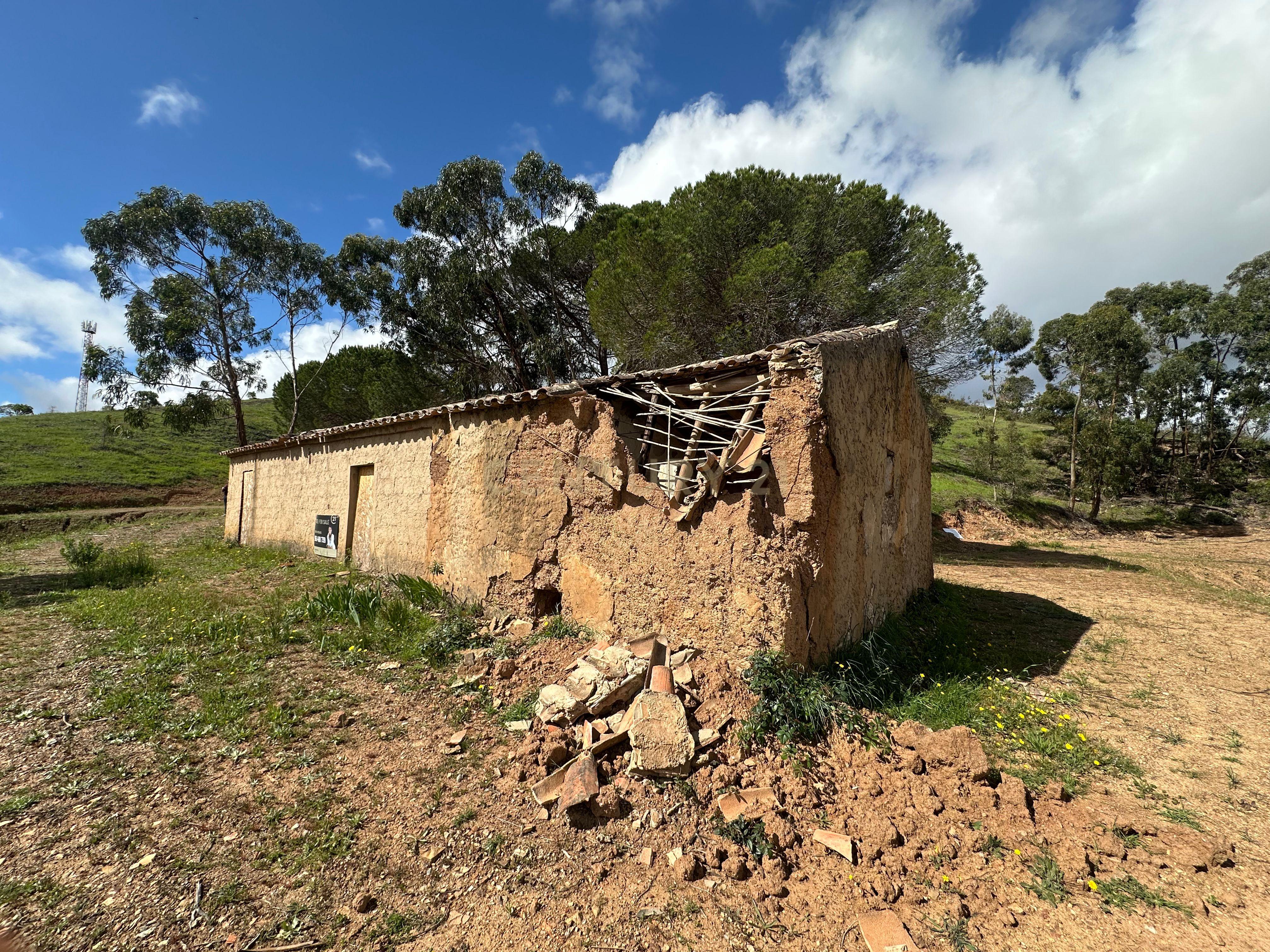 Fotografia 7 de Ruína de 81m2 + Terreno de 3,7ha | Perto de Praia do Carvalhal