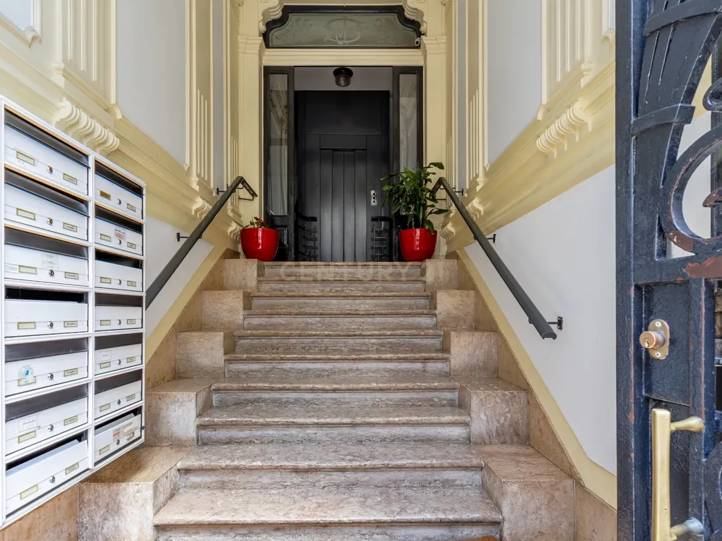 Apartamento T4 Renovado em Santo António, Lisboa — Onde a elegância se sente em cada detalhe - Image 36