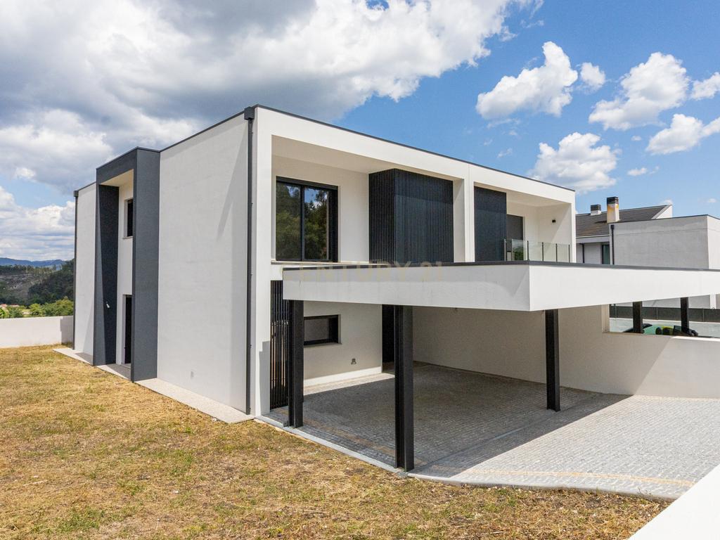 Moradia Gaveto T3 + Escritório | Luxo, Conforto e Vista Incrível – Póvoa de Lanhoso - Image 1