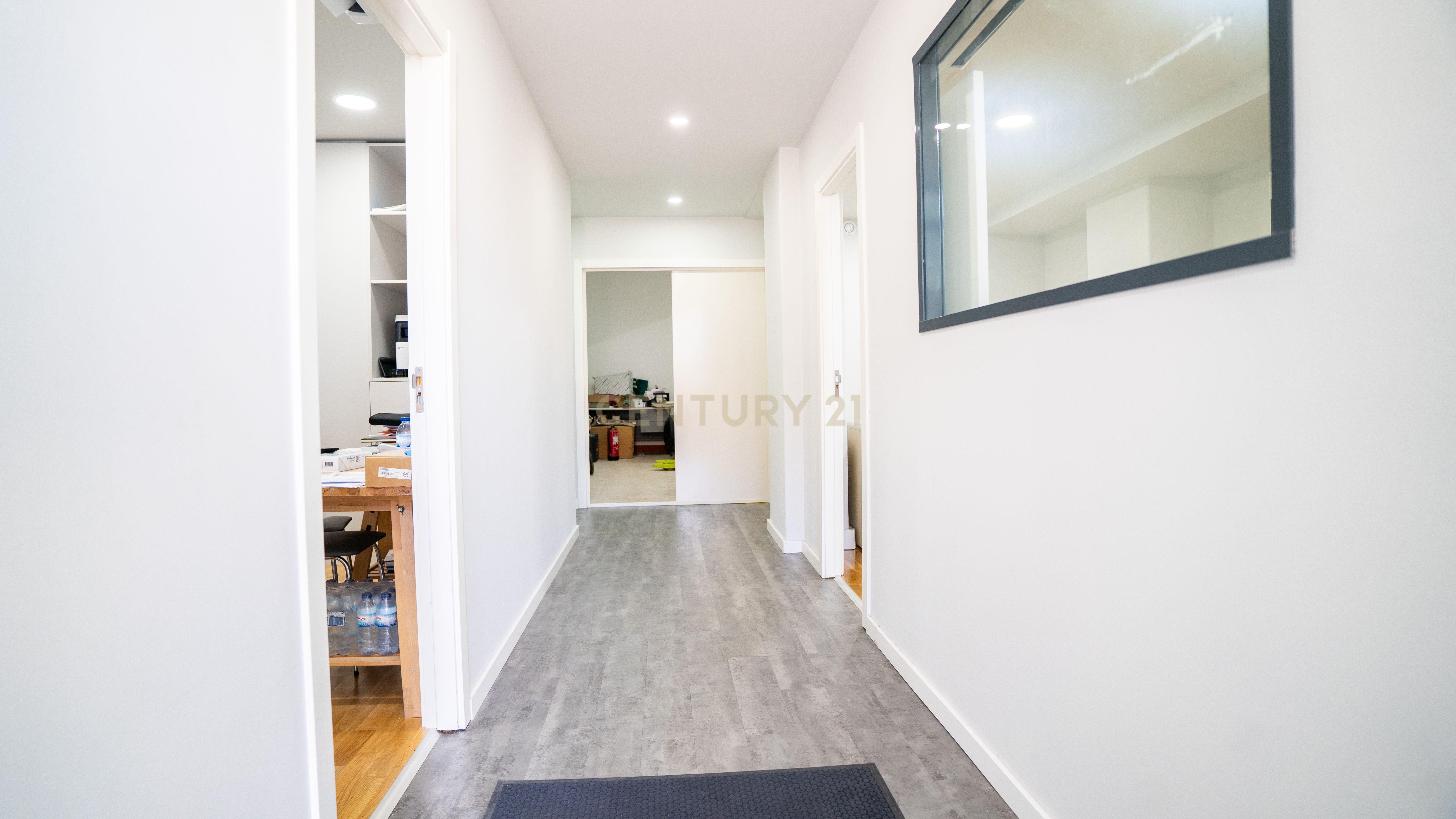 Escritório Mobilado para Arrendamento – Ramada, Odivelas | 92m² | 1.000€/mês - Image 17
