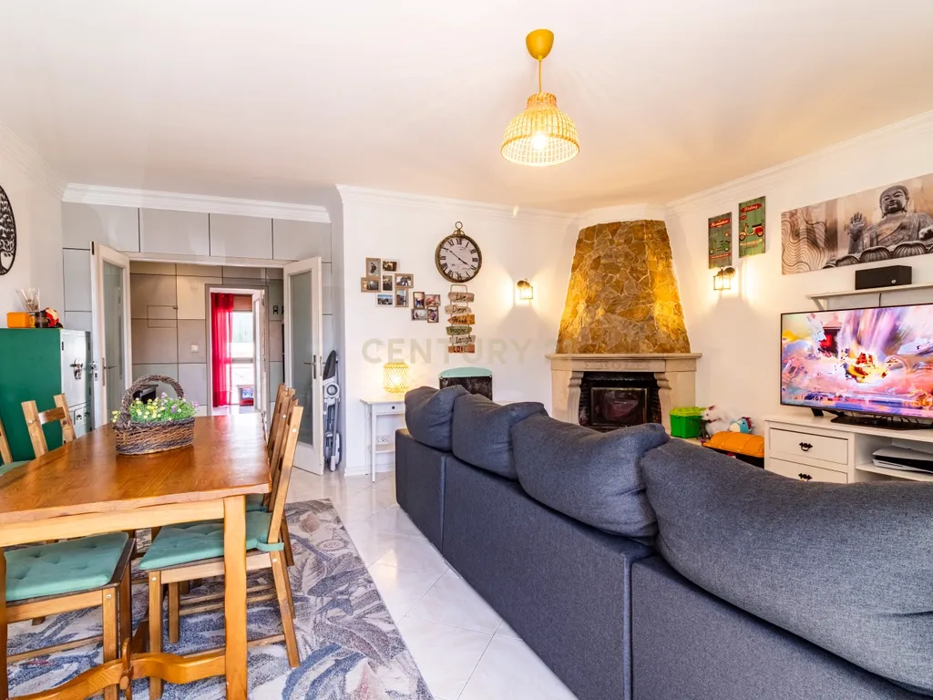 Apartamento T3 Espaçoso e Luminoso em Zona Tranquila de Sesimbra - Image 5
