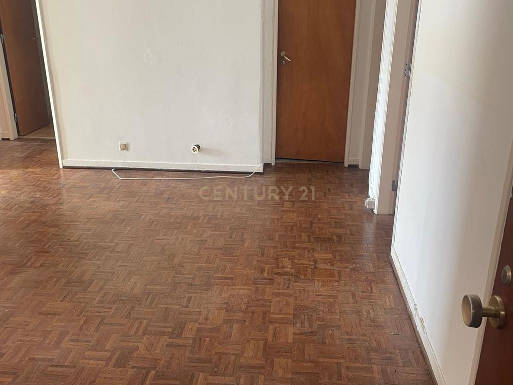 Apartamento T4 em Almada em frente ao metro de superfície! - Image 9