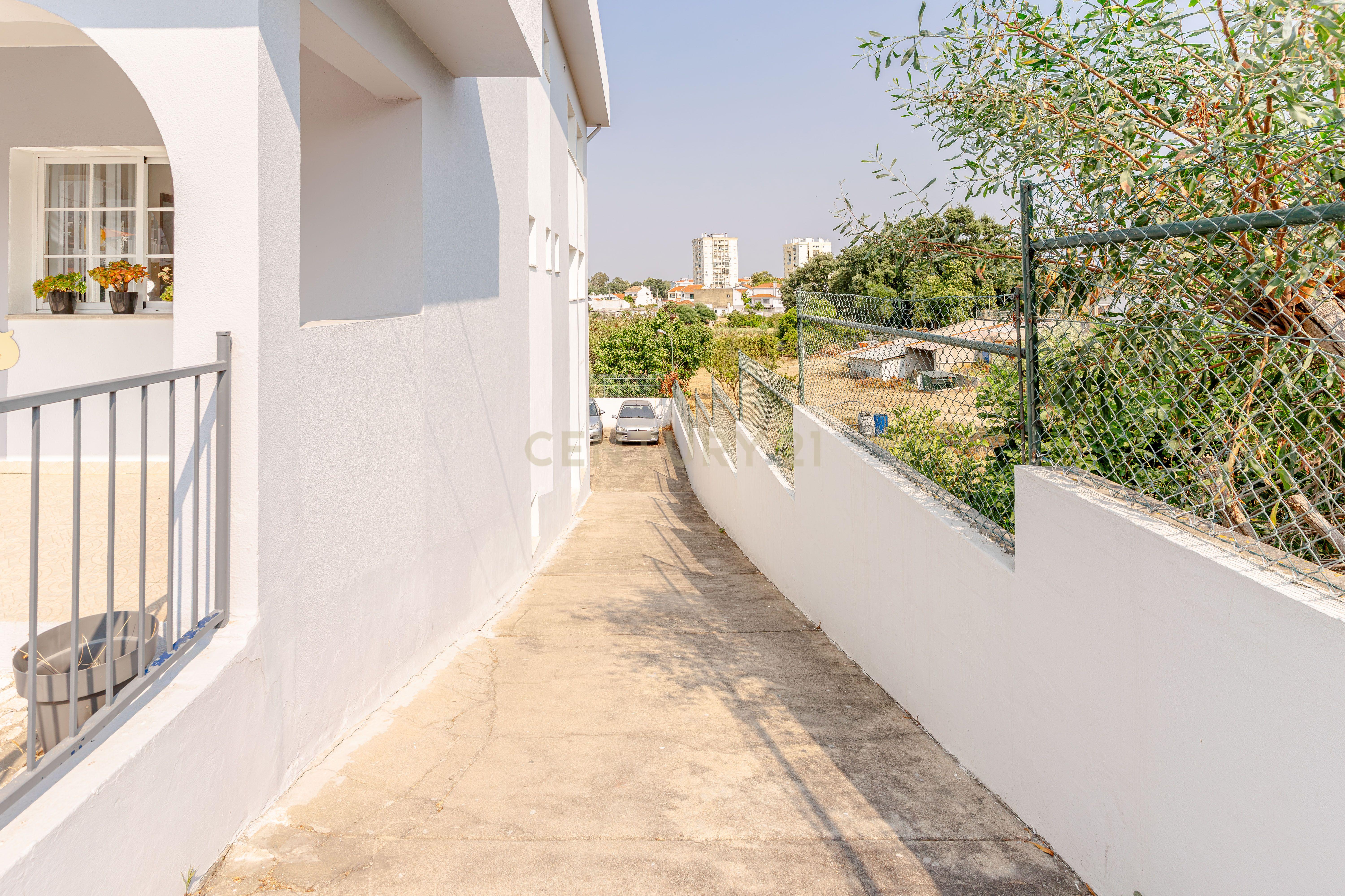 Fotografia 7 de Edifício de Serviços com Potencial de Reconversão para Habitação - Arrentela/Seixal