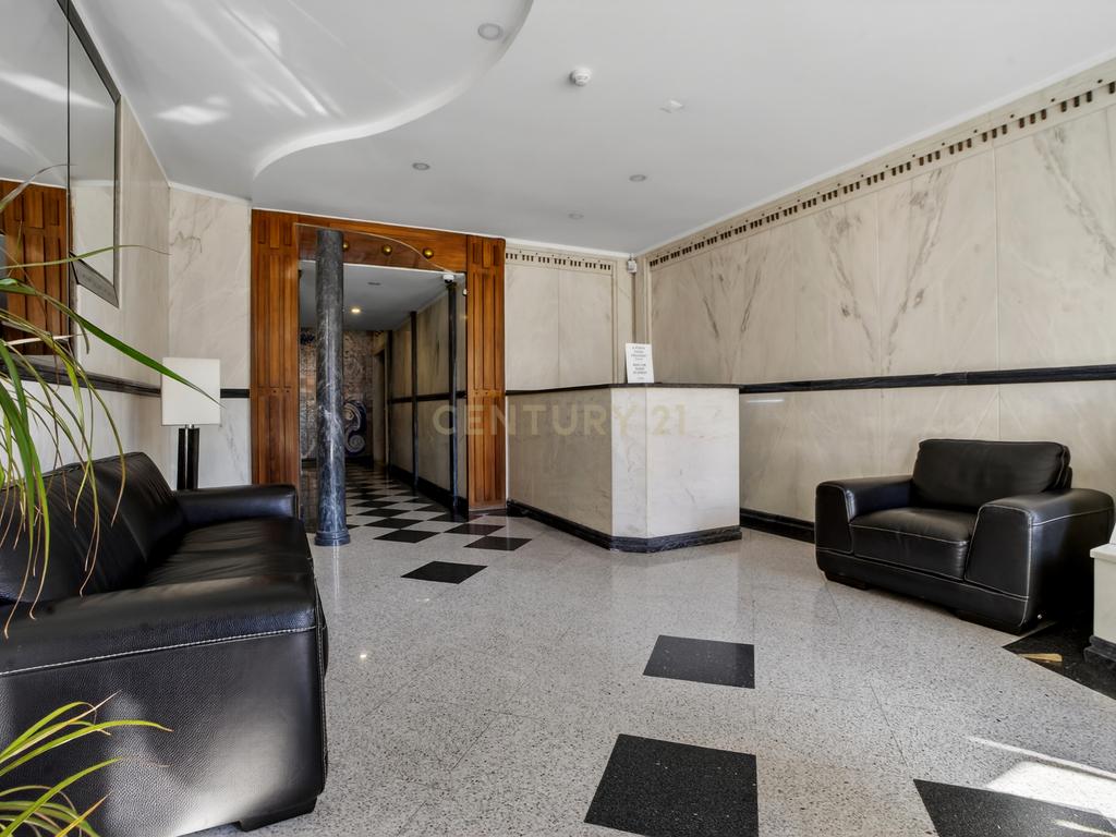 Apartamento T3 em Areeiro, com 1 lugar de garagem, Lisboa. - Image 1