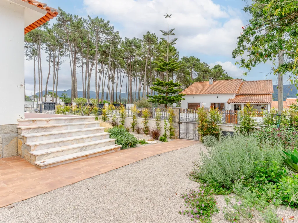 Viver com Elegância entre o Litoral e a Cidade – Uma Casa Sustentável em Colares, Portugal - Image 16