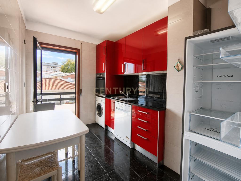 Apartamento T2 com Vista Panorâmica em Vila Nova de Gaia - Image 6