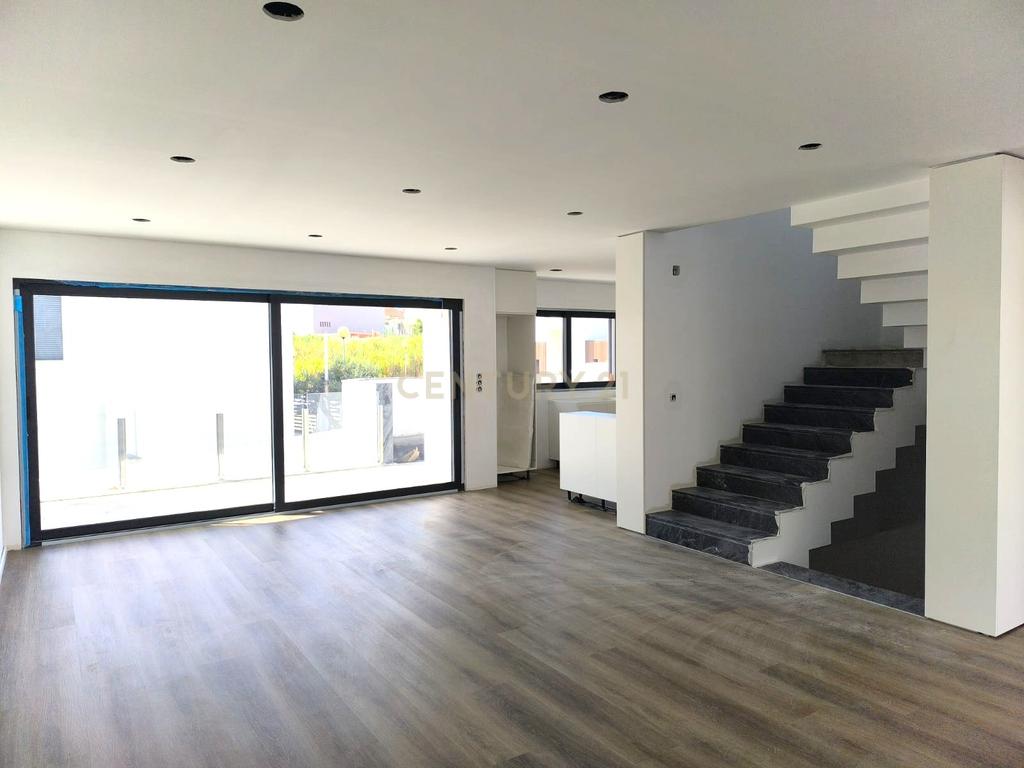 MORADIA CONTEMPORÂNEA T3+1 COM PISCINA NA CHARNECA DA CAPARICA – A 5 MINUTOS DA PRAIA! - Image 8