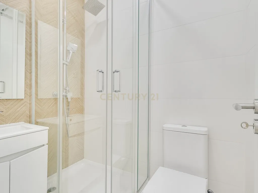 Apartamento T2 Remodelado na Prestigiada Avenida Jaime Cortesão em Setúbal – Próximo da Zona Ribeirinha - Image 3
