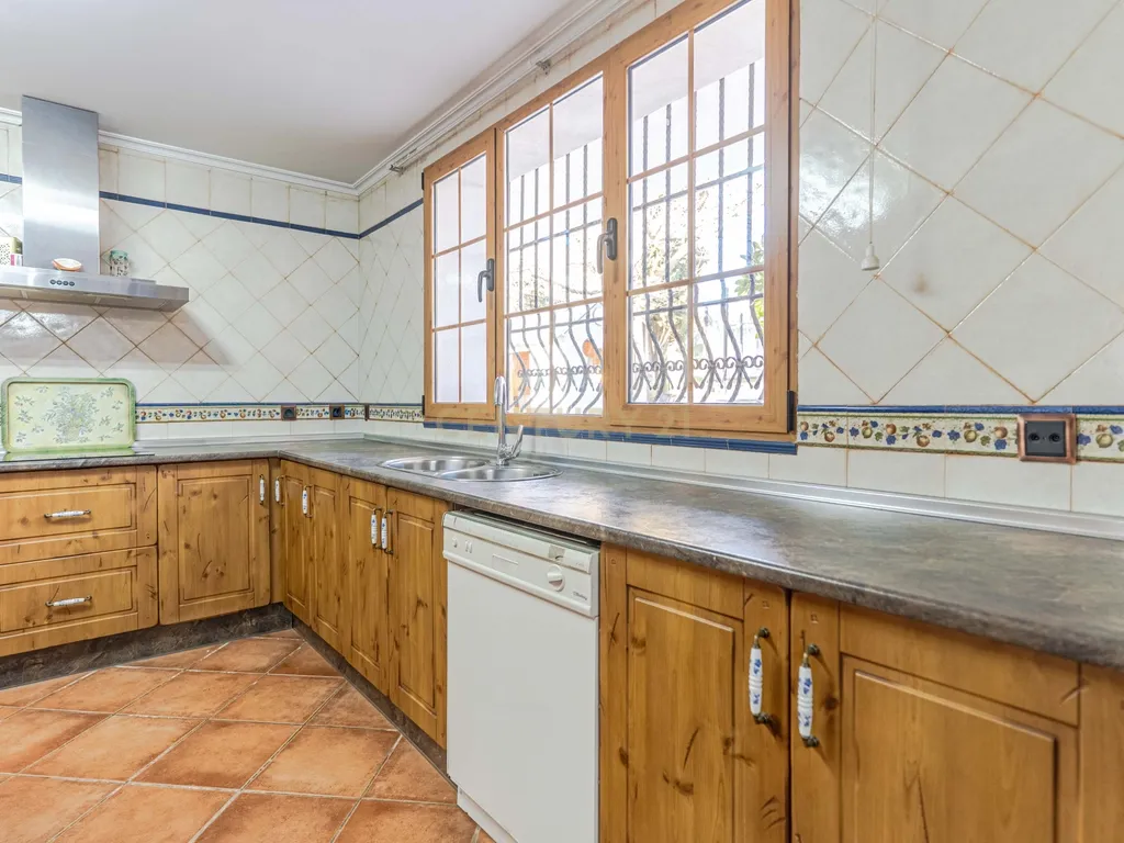 Moradia isolada em Otura com um terreno de 1.250 m², piscina, jardim e espaços para viver em paz - Image 45