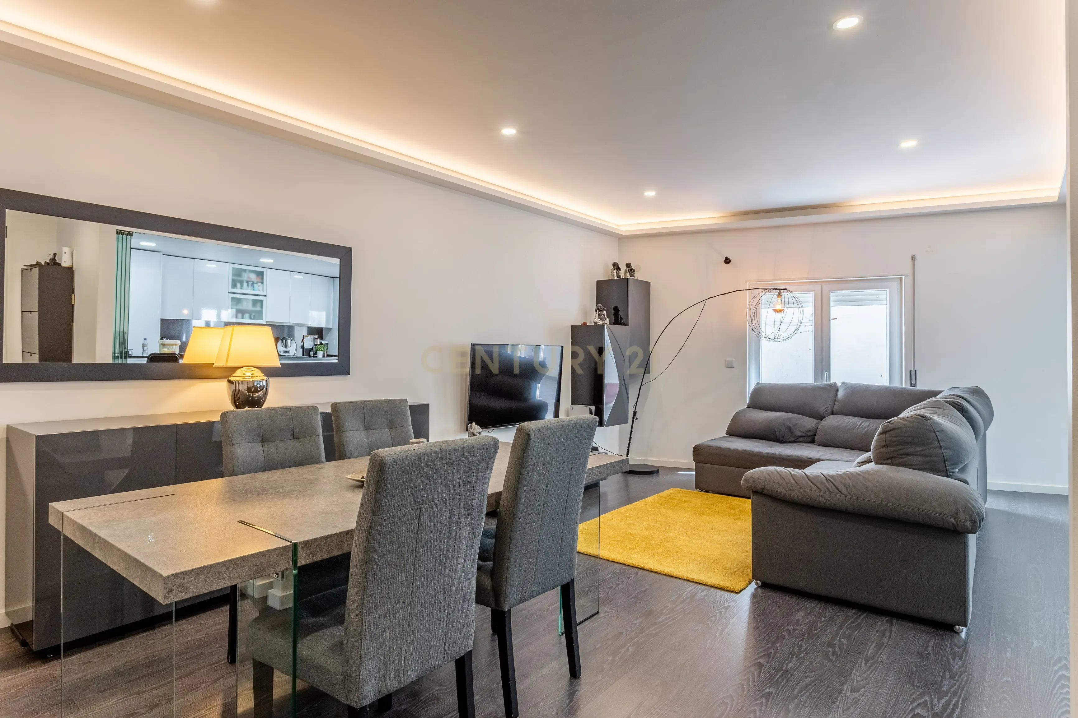 Fotografia 9 de Apartamento T4 Duplex com Terraço | Estacionamento para 2 Viaturas | Odivelas